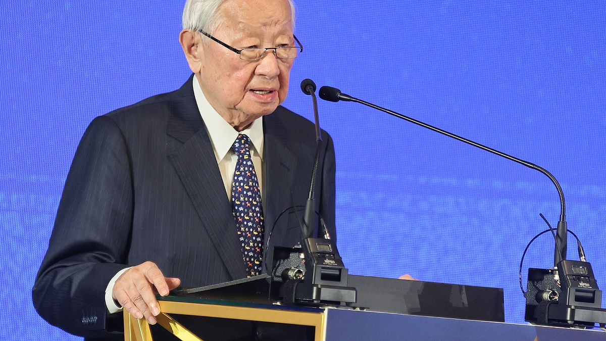 「護國神山」台積電2330今(11)日迎來除息日,總計約發出1296億元,仍讓184.83萬名股東荷包進帳,其中張忠謀以6.25億成為第二名引起熱議。(圖/柯承惠攝) 「護國神山」台積電2330今(11)日迎來除息日,總計約發出1296億元,仍讓184.83萬名股東荷包進帳,其中張忠謀以6.25億成為第二名引起熱議。(圖/柯承惠攝)