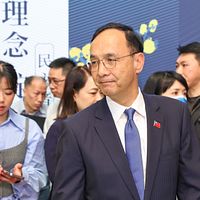 国民党が国防予算を削減しアメリカの怒りを買う中、最も「親米知米」を自称する国民党主席の朱立倫(中)は頭を悩ませている。(資料写真、顏麟宇撮影) 国民党が国防予算を削減しアメリカの怒りを買う中、最も「親米知米」を自称する国民党主席の朱立倫(中)は頭を悩ませている。(資料写真、顏麟宇撮影)