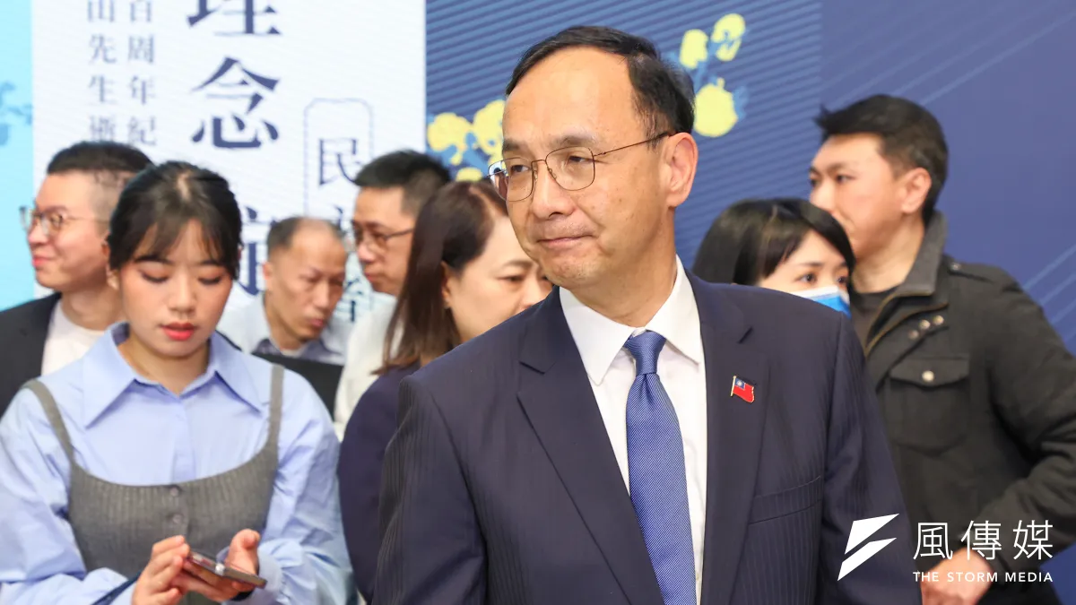 國民黨砍國防預算惹毛美國,號稱最「親美知美」的國民黨主席朱立倫(中)對此焦頭爛額。(資料照,顏麟宇攝)