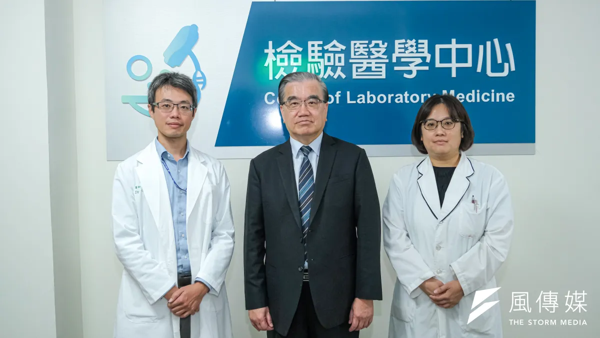 「智血檢」幕後推手(從左至右):中醫大附醫急診部、人工智慧暨機器人創新中心(AIRIC)張裕鑫醫師、中醫大附醫檢驗醫學中心薛博仁院長、中醫大附醫檢驗醫學部門診檢驗組賴欣榆組長(劉偉宏攝)