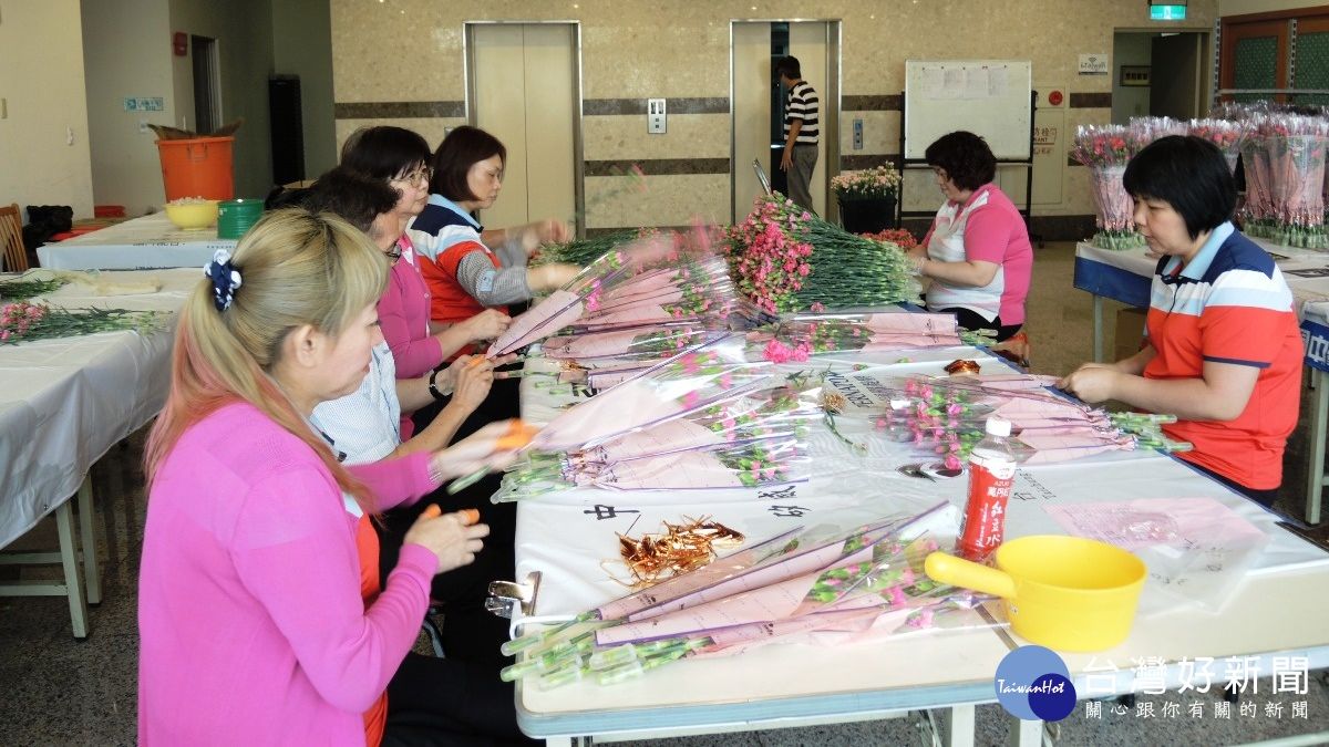 康乃馨價格創10年新高 一朵要15到20元 康乃馨價格創10年新高 一朵要15到20元