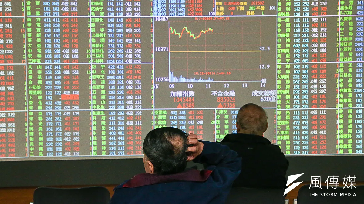 美國與土耳其間的經貿關係緊張,導致土耳其國幣里拉不斷下跌,日前更跌破7.24元的歷史最高價位。而台灣也免不了受這波貿易戰的影響,台股今(13)日開盤時跌破1萬1大關,報10939.68點,跌44點;且開盤5分鐘即跌超過百點,跌幅約1%。(情境資料照,與本文無關。陳明仁攝) 美國與土耳其間的經貿關係緊張,導致土耳其國幣里拉不斷下跌,日前更跌破7.24元的歷史最高價位。而台灣也免不了受這波貿易戰的影響,台股今(13)日開盤時跌破1萬1大關,報10939.68點,跌44點;且開盤5分鐘即跌超過百點,跌幅約1%。(情境資料照,與本文無關。陳明仁攝)