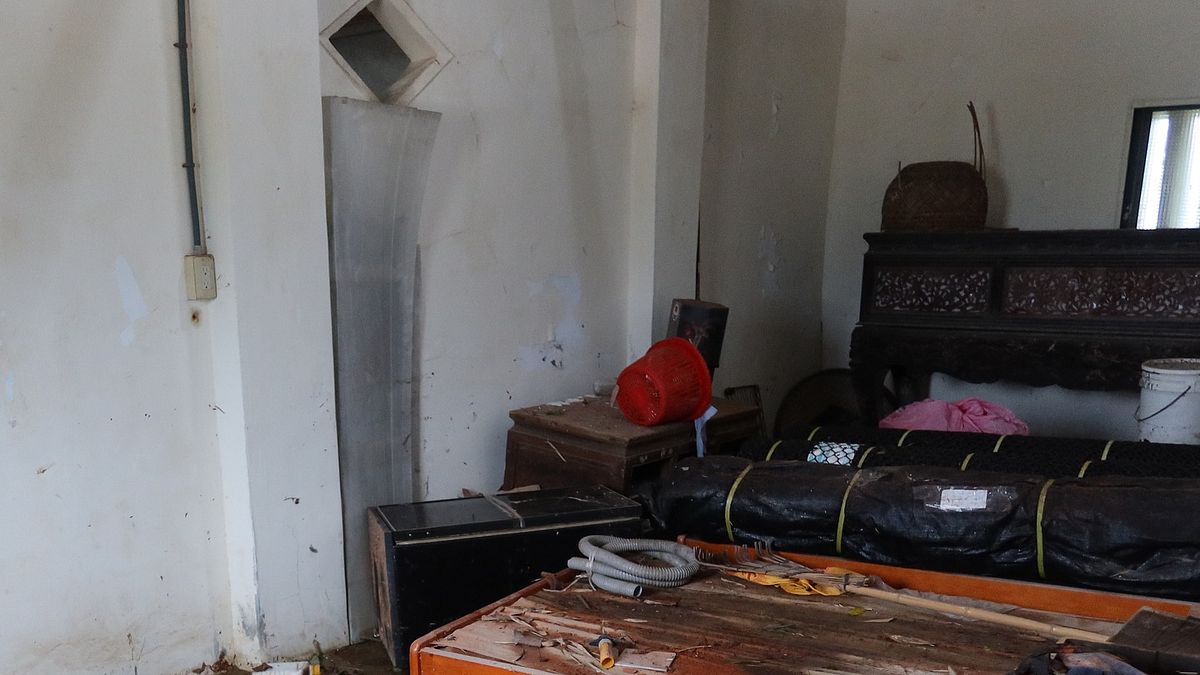 金山區仍有不少老宅慘遭淤泥堆積。(圖/翻攝自FB/浪金山 Wave In Jinshan) 金山區仍有不少老宅慘遭淤泥堆積。(圖/翻攝自FB/浪金山 Wave In Jinshan)