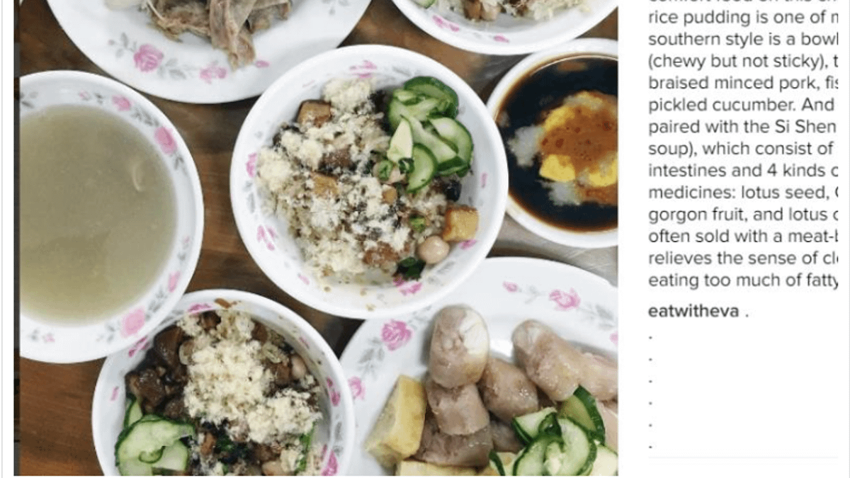 南台灣風格的米糕,有嚼勁又彈牙,上面有肉燥、魚鬆和小黃瓜,通常會搭配四神湯解膩。(取自eatwitheva instagram 網頁) 南台灣風格的米糕,有嚼勁又彈牙,上面有肉燥、魚鬆和小黃瓜,通常會搭配四神湯解膩。(取自eatwitheva instagram 網頁)