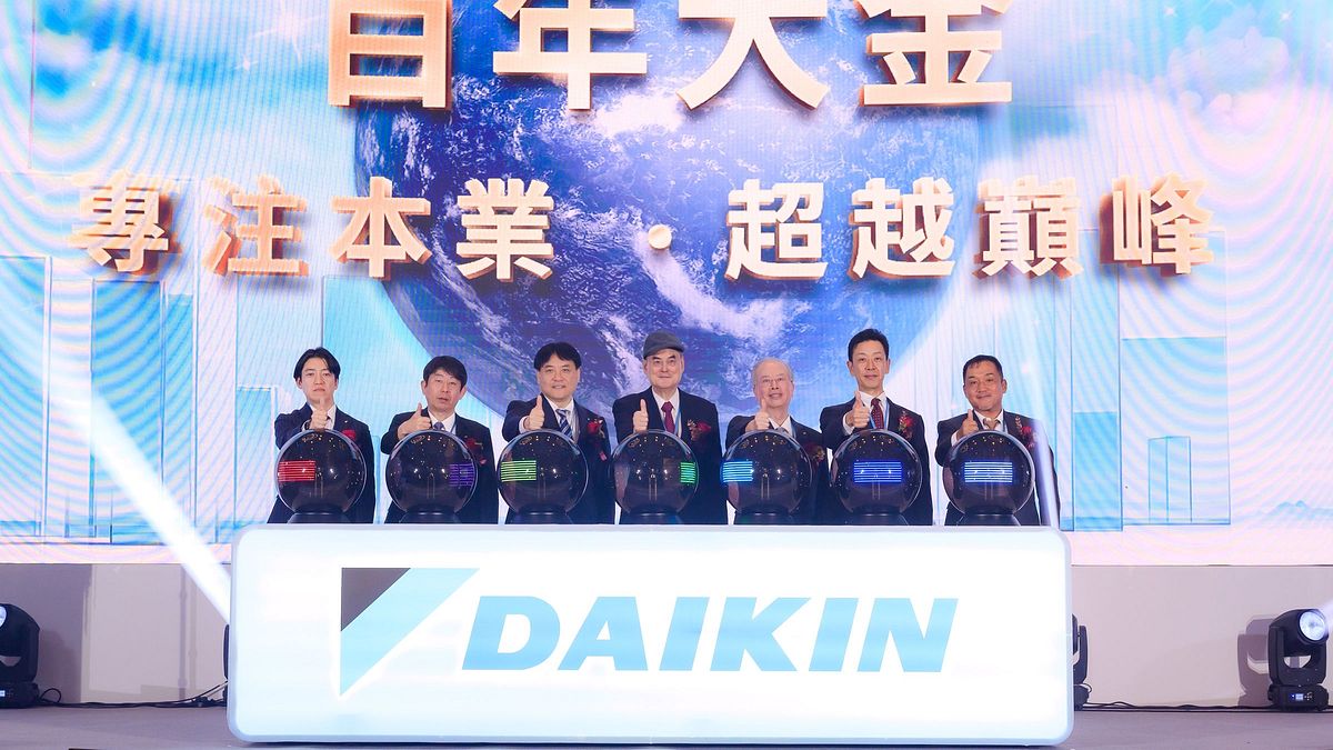 2024和泰興業代理大金空調發表會暨年會儀式(左一起)大金工業戰略本部 營業企劃部長 柿本敦、本部長 大森淳一、研修 上原章司、和泰興業董事長 蘇一仲、和泰興業總經理 王玄郎。(圖片提供:和泰興業) 2024和泰興業代理大金空調發表會暨年會儀式(左一起)大金工業戰略本部 營業企劃部長 柿本敦、本部長 大森淳一、研修 上原章司、和泰興業董事長 蘇一仲、和泰興業總經理 王玄郎。(圖片提供:和泰興業)