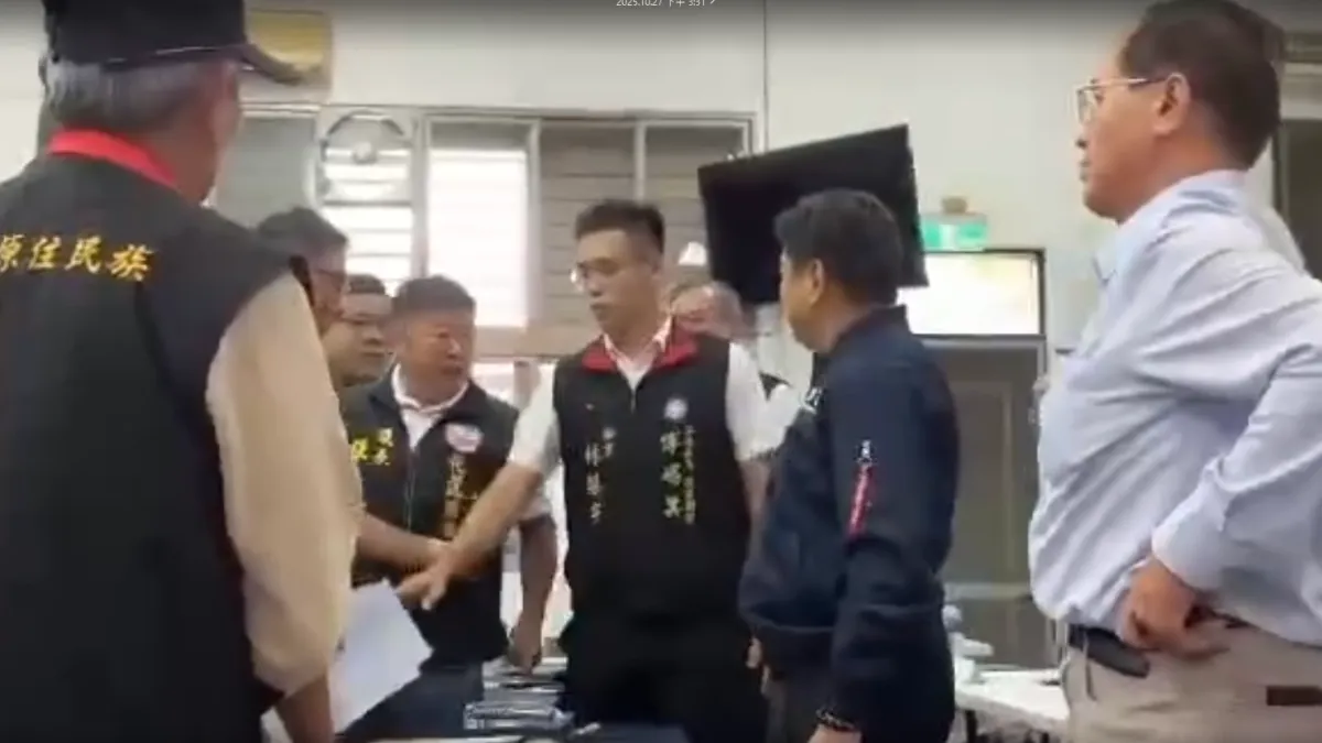 花蓮縣立委傅崐萁(右二)舉辦災後重建說明會,議長張峻(左二)到場踢館,雙方在現場爆發火爆衝突。(讀者提供)