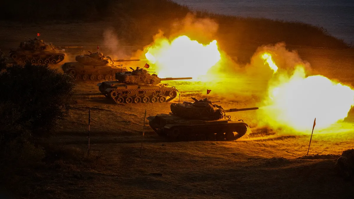 展現澎湖禦敵火力的「鎮疆操演」19日登場,圖為M60A3進行射擊。(取自中華民國陸軍臉書) 展現澎湖禦敵火力的「鎮疆操演」19日登場,圖為M60A3進行射擊。(取自中華民國陸軍臉書)