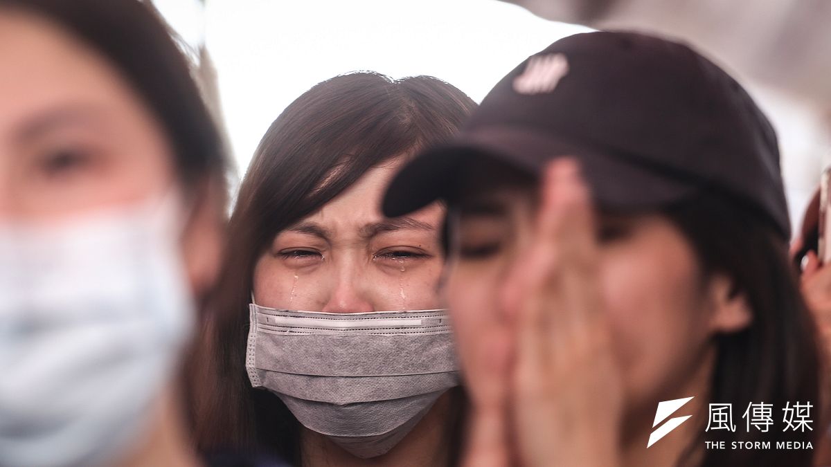 20190629-南崁長榮航運大樓前長榮空服員罷工,29日下午宣布投票結果,現場聲援空服員情緒激動落淚。(陳品佑攝) 20190629-南崁長榮航運大樓前長榮空服員罷工,29日下午宣布投票結果,現場聲援空服員情緒激動落淚。(陳品佑攝)