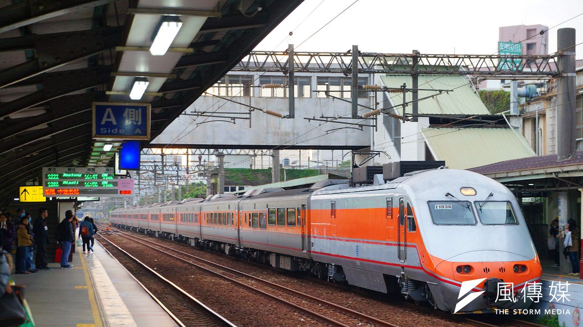 因應2017年元旦疏運旅客需要,台鐵自12月30日起至明年1月3日共5天,全線加開各級列車總計202班次。(盧逸峰攝) 因應2017年元旦疏運旅客需要,台鐵自12月30日起至明年1月3日共5天,全線加開各級列車總計202班次。(盧逸峰攝)