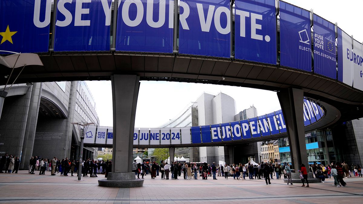 2024年5月4日,歐洲日慶祝活動期間,人們在布魯塞爾排隊等候參觀歐洲議會。(美聯社) 2024年5月4日,歐洲日慶祝活動期間,人們在布魯塞爾排隊等候參觀歐洲議會。(美聯社)
