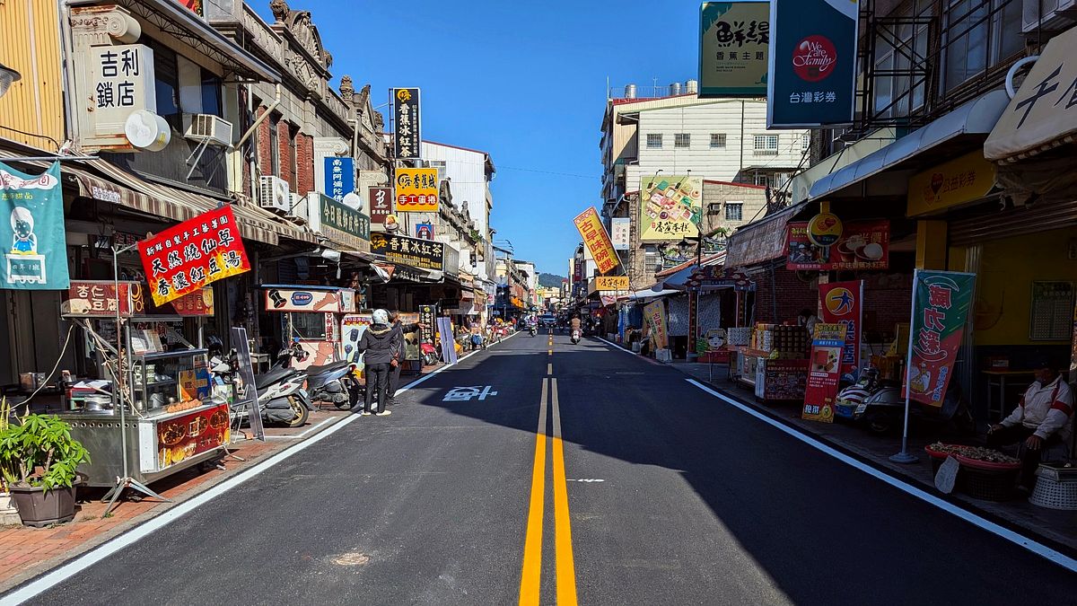 養工處針對旗山老街送舊換新,在春節前將周邊多處路段刨鋪改善完成,總改善長度近2.5公里提供舒適順暢的用路空間。(圖/高市工務局提供) 養工處針對旗山老街送舊換新,在春節前將周邊多處路段刨鋪改善完成,總改善長度近2.5公里提供舒適順暢的用路空間。(圖/高市工務局提供)