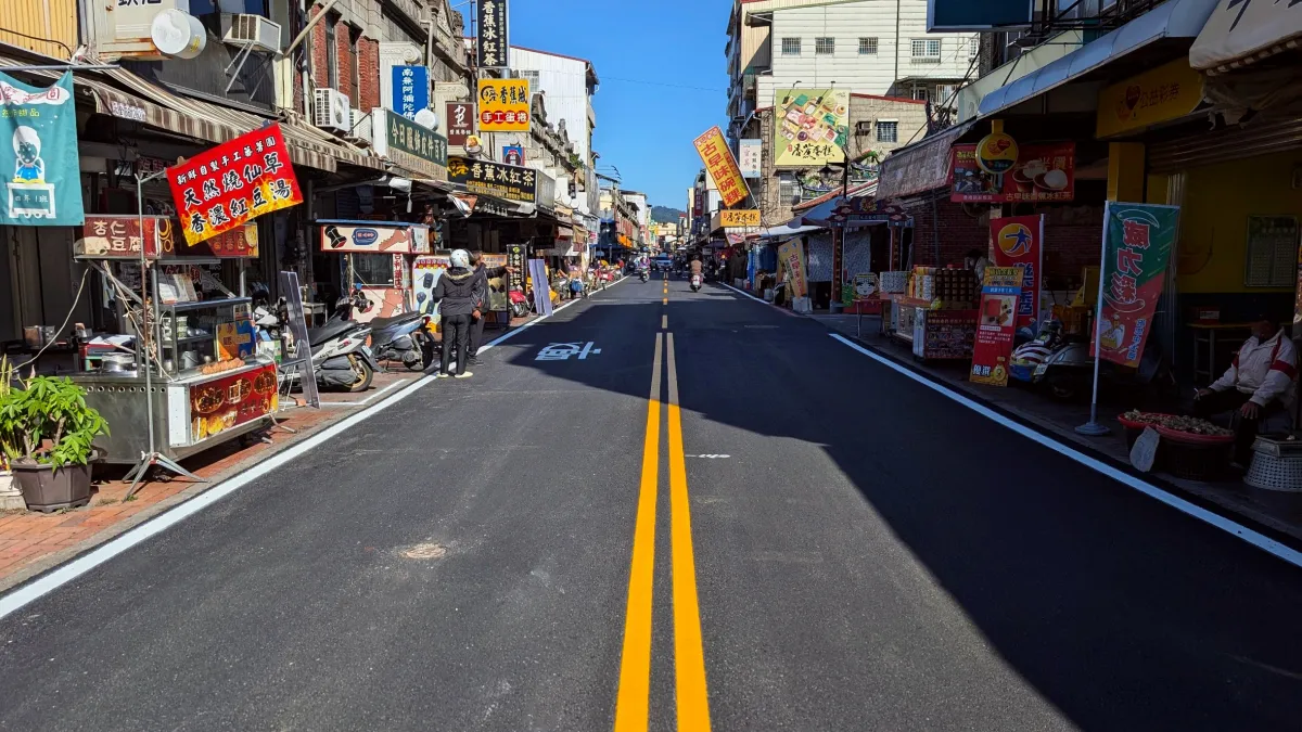 養工處針對旗山老街送舊換新,在春節前將周邊多處路段刨鋪改善完成,總改善長度近2.5公里提供舒適順暢的用路空間。(圖/高市工務局提供)
