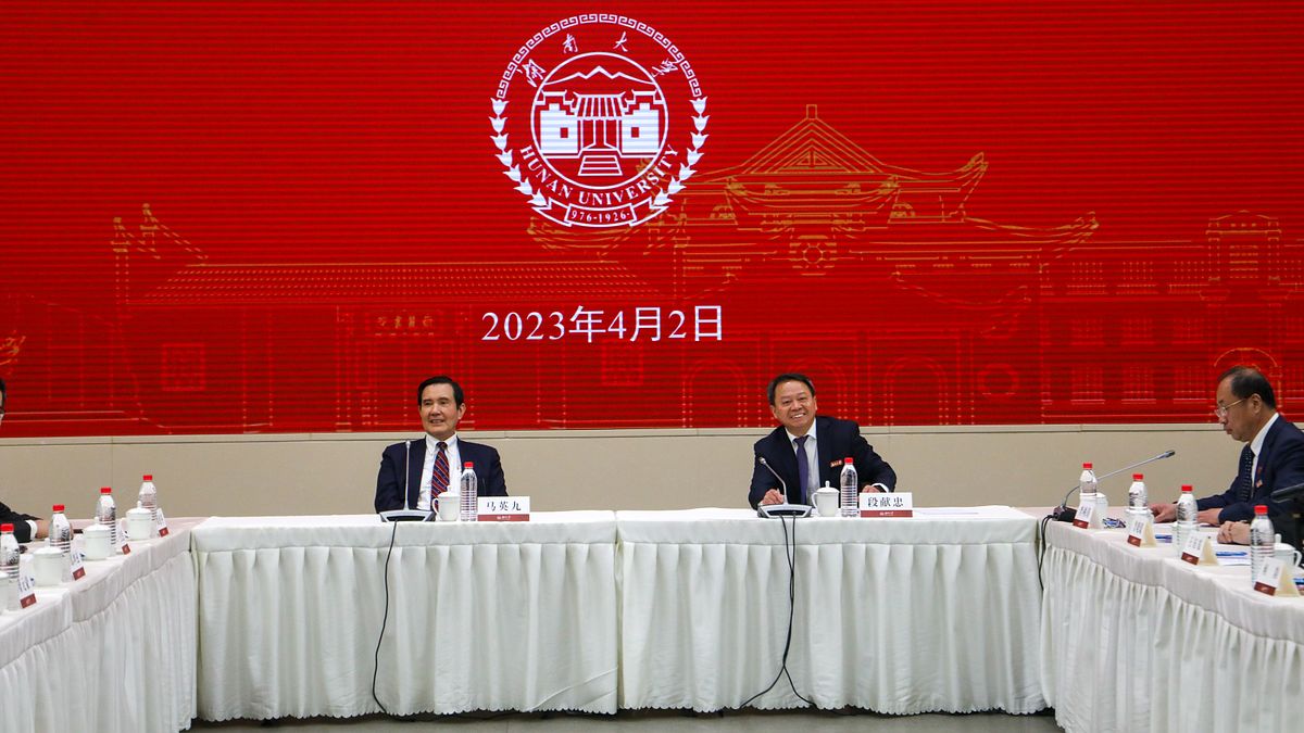 前總統馬英九訪中行程,帶領「大九學堂」台灣學生到湖南大學座談交流,大談中華民國憲法。(馬英九辦公室提供) 前總統馬英九訪中行程,帶領「大九學堂」台灣學生到湖南大學座談交流,大談中華民國憲法。(馬英九辦公室提供)