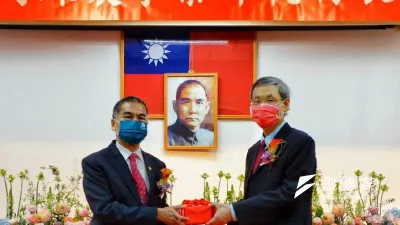 中油總經理兼代理董事長李順欽(左)親自佈達,由辛繼欽擢升執行長。(圖/徐炳文攝)