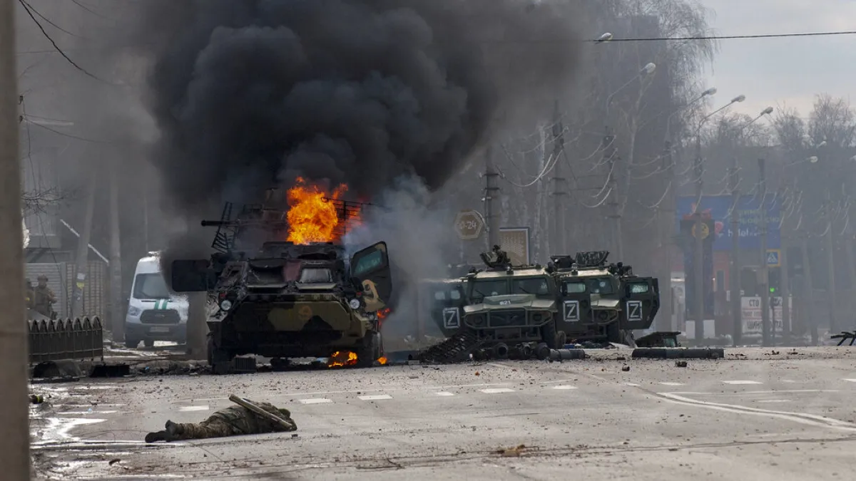 俄軍進攻烏克蘭犯了戰略錯誤。圖為俄軍的裝甲車在哈爾基夫攻城戰中起火燃燒。(美聯社)