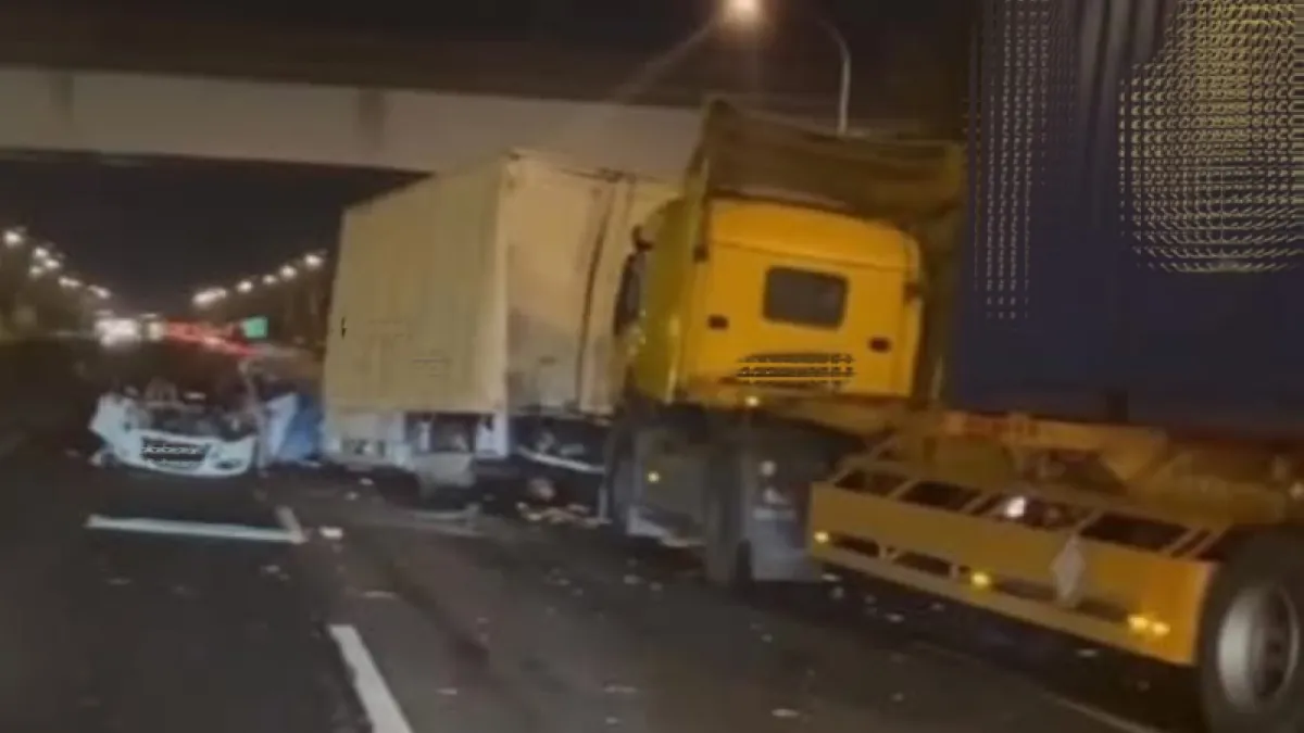 台南市國道1號南下仁德路段7日晚間發生嚴重連環車禍,一輛貨櫃聯結車疑因未察前方車流回堵,高速追撞前方減速車輛,引發共5車相撞的重大事故。(圖/翻攝自FB)