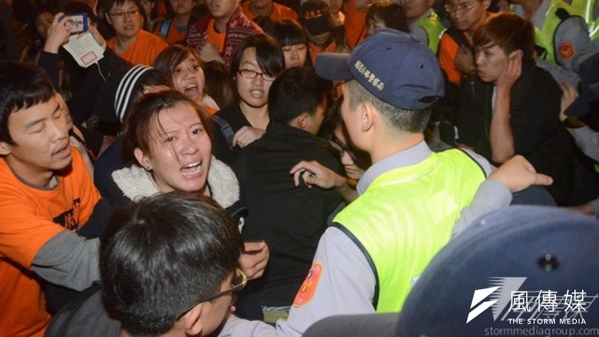 國道收費員自救會絕食者28日晚間爬上ETC鐵架,要求交通部長葉匡時出面解決問題,目前與警察已對峙5小時之久。(宋小海攝) 國道收費員自救會絕食者28日晚間爬上ETC鐵架,要求交通部長葉匡時出面解決問題,目前與警察已對峙5小時之久。(宋小海攝)