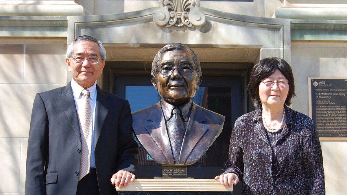 2010年諾貝爾化學獎得主根岸英一(左),13日駕車發生車禍,妻子根岸堇(右)不幸逝世。(AP) 2010年諾貝爾化學獎得主根岸英一(左),13日駕車發生車禍,妻子根岸堇(右)不幸逝世。(AP)