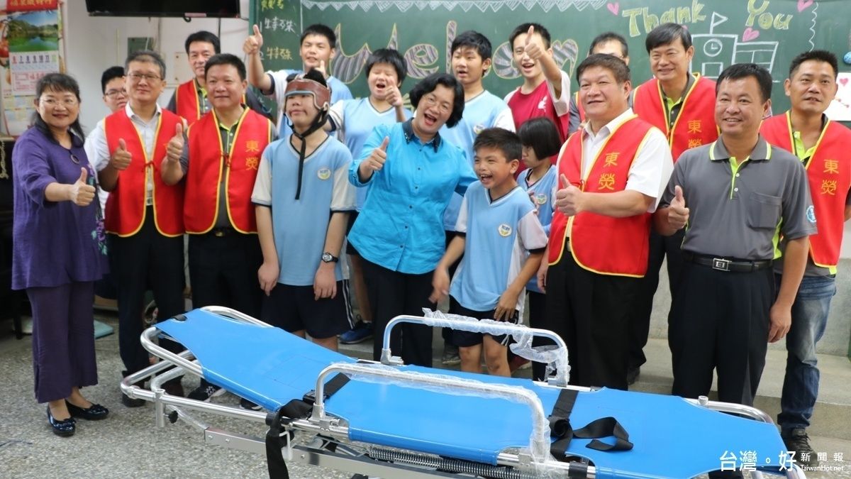 社福團體捐有輪擔架 盼助特教學校 社福團體捐有輪擔架 盼助特教學校