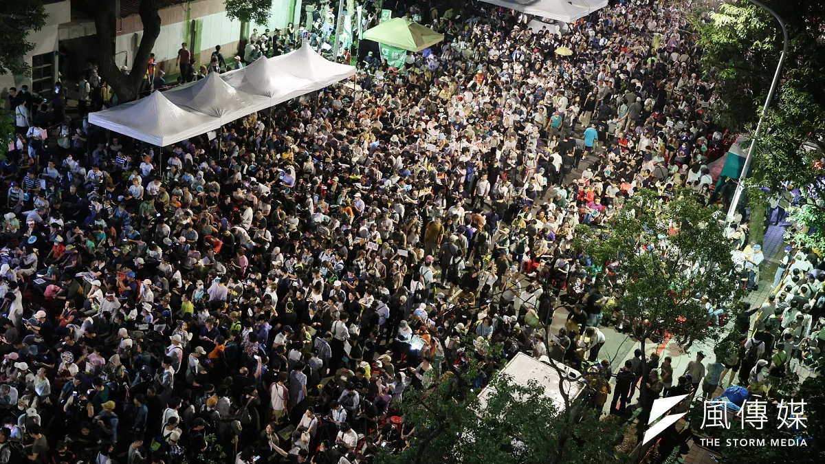 立法院會24日繼續處理國會改革法,入夜後集結的抗議民眾佔滿院外周圍。(資料照。柯承惠攝)