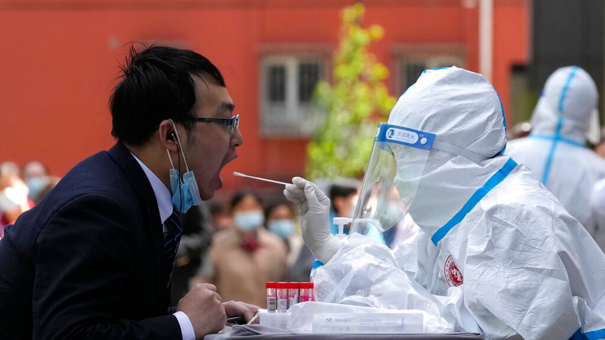 2022年4月,正在接受新冠篩檢採樣的北京市民。(美聯社) 2022年4月,正在接受新冠篩檢採樣的北京市民。(美聯社)