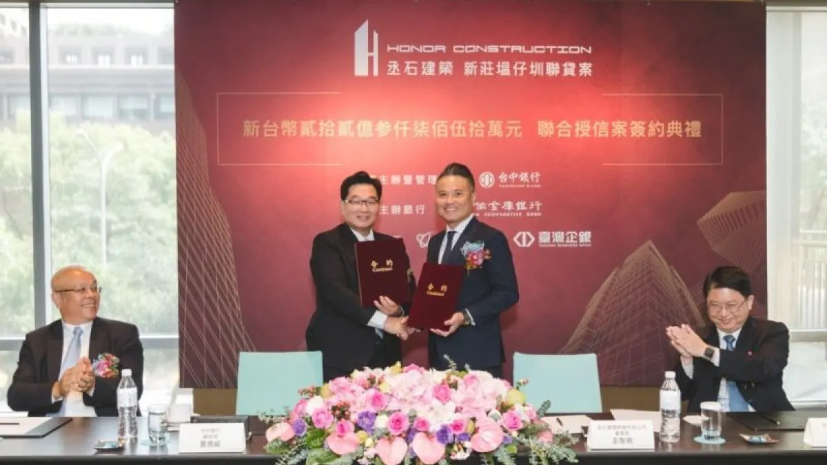 台中銀行賈德威總經理(左)與丞石建築彭智祺董事長(右)簽訂聯合授信合約。(圖/丞石建築提供)