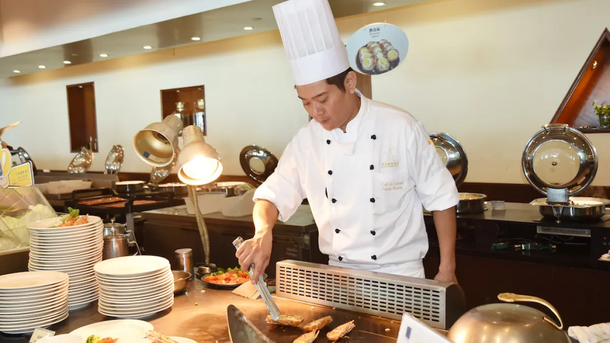 高雄知名國際酒店百匯全新菜色,帶給消費者「翻轉新體驗」。(圖/飯店業者提供)