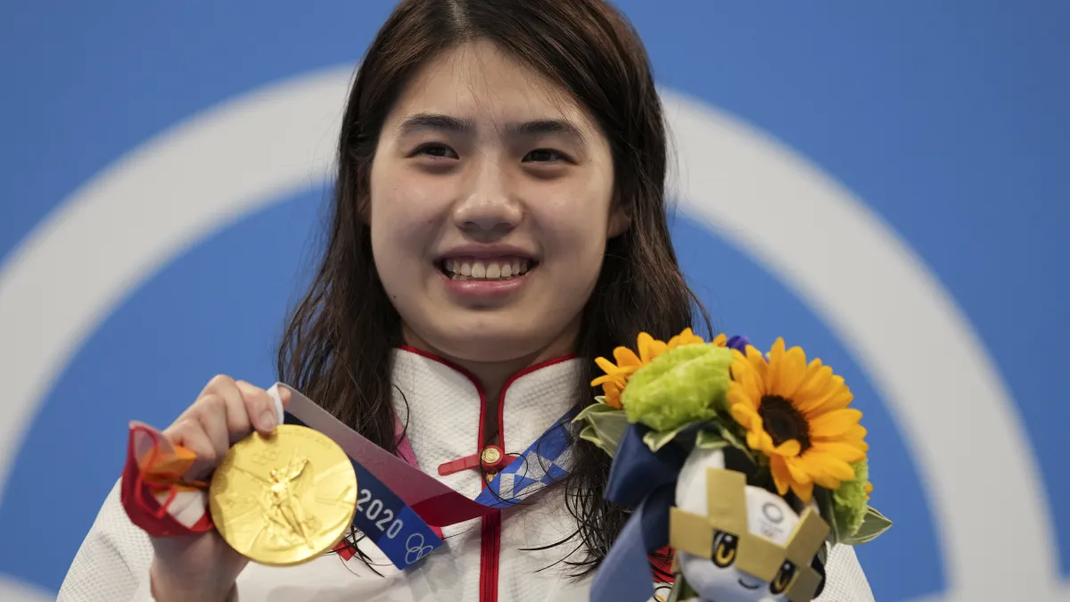 2021年7月29日。日本東京夏季奧運女子 200 公尺蝶泳決賽中,中國選手張雨霏贏得金牌後留影。(美聯社)