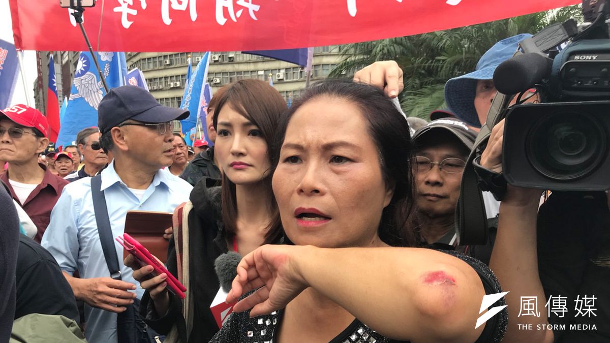 反年改團體八百壯士於13日包圍行政院抗議軍人年改方案,一名參與婦女控訴自己被警方壓制在地上,手肘擦傷極深。(謝孟穎攝) 反年改團體八百壯士於13日包圍行政院抗議軍人年改方案,一名參與婦女控訴自己被警方壓制在地上,手肘擦傷極深。(謝孟穎攝)