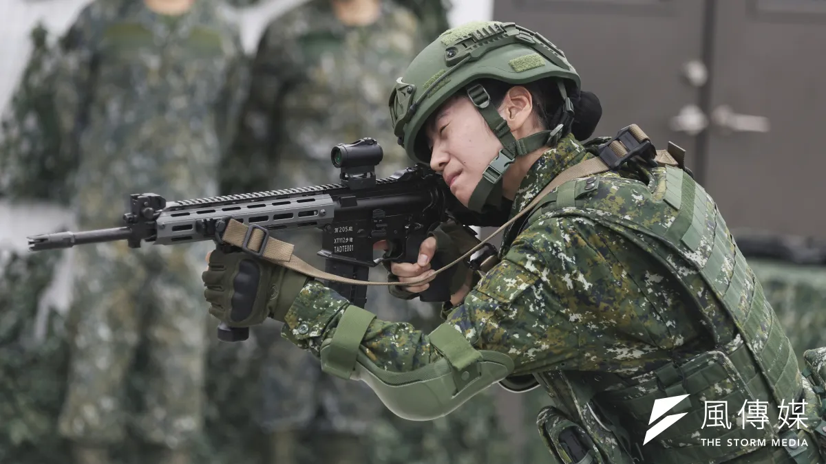 圖為國軍展示T-112新式戰鬥步槍。(柯承惠攝)