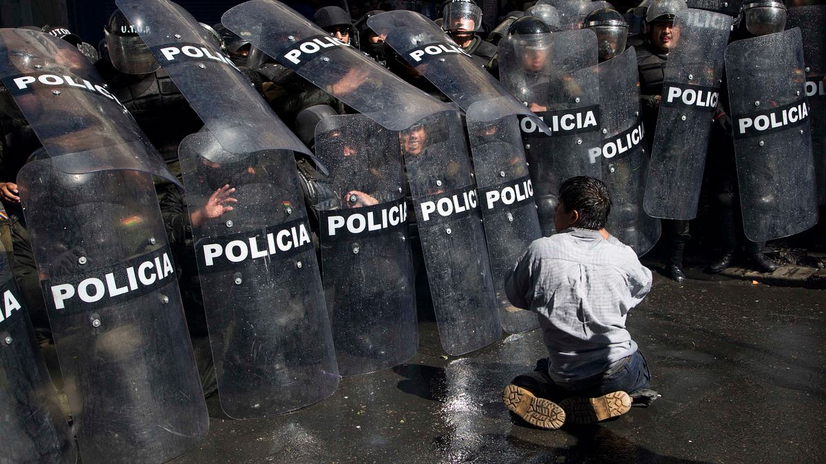 玻利維亞身障者到總統府前抗議,遭到警方以水柱攻擊。(美聯社) 玻利維亞身障者到總統府前抗議,遭到警方以水柱攻擊。(美聯社)