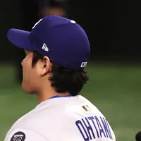 大谷翔平はこの日、東京ドームで背中にあるMLBのロゴがゴールド仕様のユニホームを着用。(陳志豪撮影) 大谷翔平はこの日、東京ドームで背中にあるMLBのロゴがゴールド仕様のユニホームを着用。(陳志豪撮影)