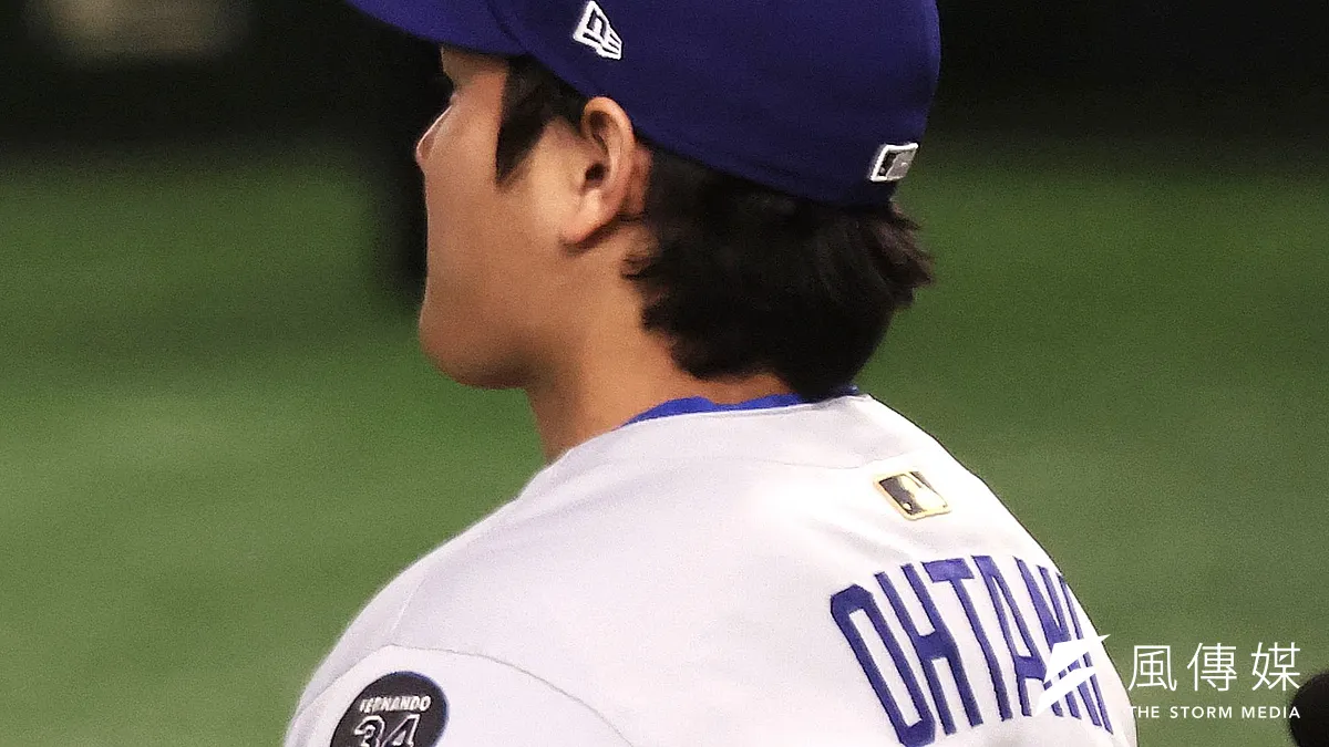 大谷翔平はこの日、東京ドームで背中にあるMLBのロゴがゴールド仕様のユニホームを着用。(陳志豪撮影) 大谷翔平はこの日、東京ドームで背中にあるMLBのロゴがゴールド仕様のユニホームを着用。(陳志豪撮影)