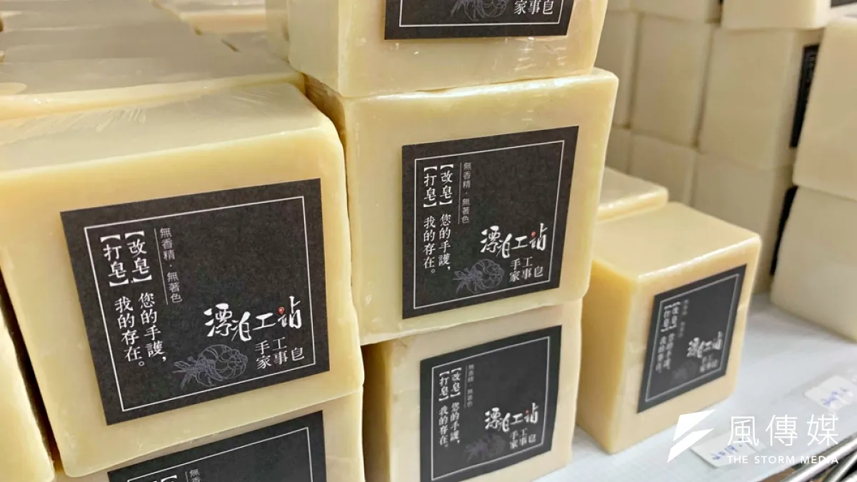 以廢油製成的「家事皂」一塊50元,雖然不會拿來洗身體,但洗衣服、洗碗盤、洗鞋的皂卻是再適合不過,可以洗上足足半年,再油膩的鍋碗瓢盆佐上海綿刷洗就能清爽潔淨,廢油經過巧思也能變身神物!(謝孟穎攝)