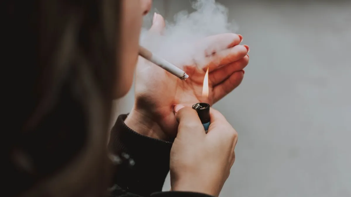 新學年開始,國健署提醒家長,孩子易受同儕影響,尤其在新生入學或在校期間吸菸問題上更需提高警覺。示意圖,與新聞個案無關。【吸菸有害健康】(資料照,取自freepik)