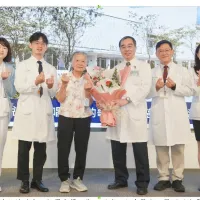 Chen (third from left), 76, successfully preserved her voice and swallowing function after undergoing proton therapy combined with chemotherapy for Stage 4 hypopharyngeal cancer at CMUH's Proton Therapy Center. (Photo: China Medical University Hospital) Chen (third from left), 76, successfully preserved her voice and swallowing function after undergoing proton therapy combined with chemotherapy for Stage 4 hypopharyngeal cancer at CMUH's Proton Therapy Center. (Photo: China Medical University Hospital)
