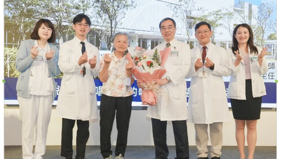 Chen (third from left), 76, successfully preserved her voice and swallowing function after undergoing proton therapy combined with chemotherapy for Stage 4 hypopharyngeal cancer at CMUH's Proton Therapy Center. (Photo: China Medical University Hospital)