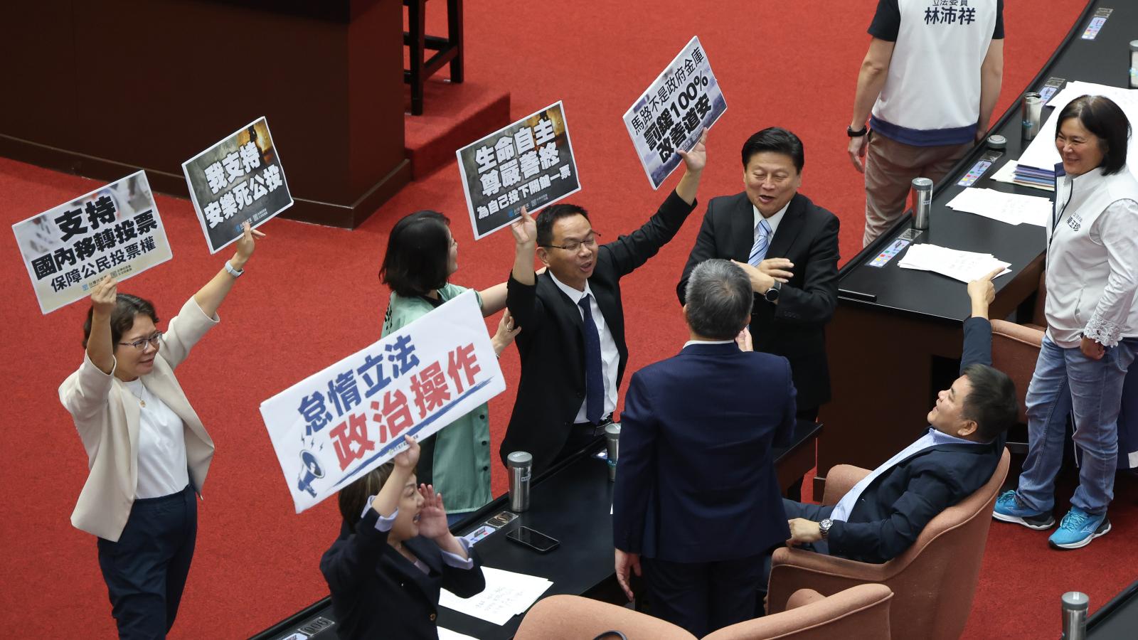 民眾黨團被丟包2次!立法院僅通過3公投案 國民黨團沒挺移轉投票、安樂死