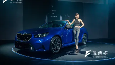 第七代大改款的 BMW M5 擁有家族全新的設計語彙,新式的光飾水箱護網及遍及全車的肌肉線條,彰顯猛獸不凡姿態。
