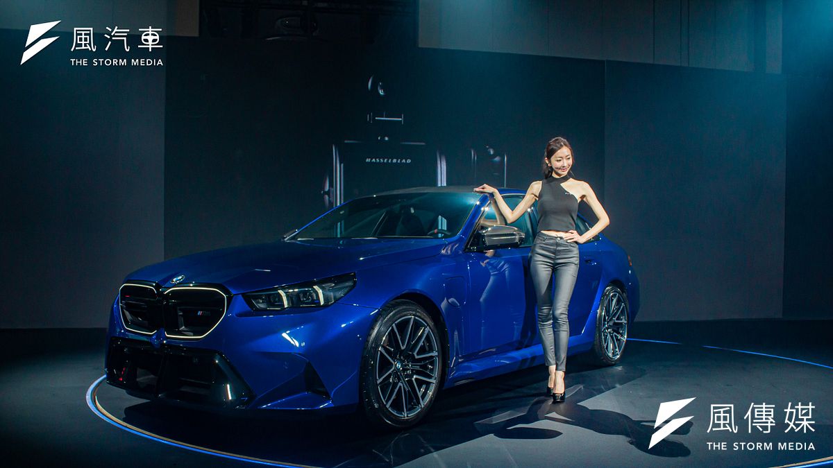 第七代大改款的 BMW M5 擁有家族全新的設計語彙,新式的光飾水箱護網及遍及全車的肌肉線條,彰顯猛獸不凡姿態。 第七代大改款的 BMW M5 擁有家族全新的設計語彙,新式的光飾水箱護網及遍及全車的肌肉線條,彰顯猛獸不凡姿態。