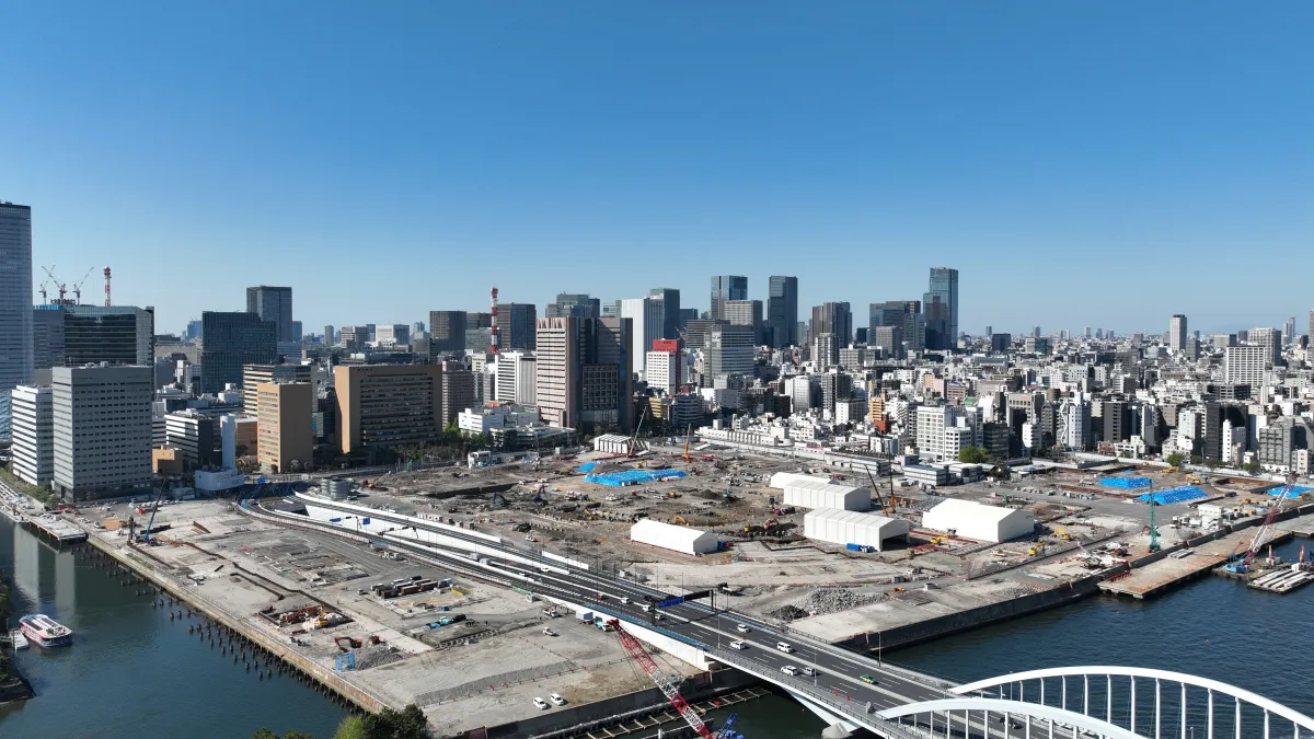 三井不動産などが進める東京・築地跡地の大規模再開発計画は、5万人収容のマルチスタジアムや陸海空のモビリティハブを備えた複合拠点を2030年代前半に開業する。(写真/© 築地まちづくり株式会社提供)