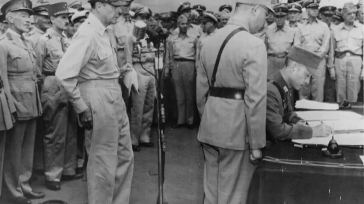 徐永昌在麥克阿瑟將軍與王之的注視下,排在美國代表尼米茲之後簽字接受日本投降,象徵中華民國對日作戰第二大戰勝國的地位無可挑剔。(美國國家檔案館,許劍虹提供。) 徐永昌在麥克阿瑟將軍與王之的注視下,排在美國代表尼米茲之後簽字接受日本投降,象徵中華民國對日作戰第二大戰勝國的地位無可挑剔。(美國國家檔案館,許劍虹提供。)