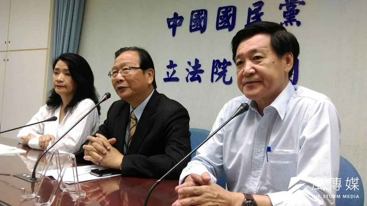 立法院國民黨團18日召開記者會,求蔡英文放過股市。(周怡孜攝) 立法院國民黨團18日召開記者會,求蔡英文放過股市。(周怡孜攝)