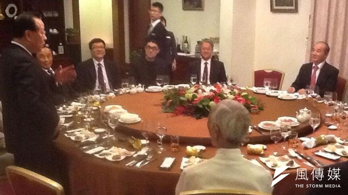 前財政部長顏慶章獲威斯康辛大學法學博士學位,立法院長王金平宴賀,席間熱門話題是兩位政爭男主角,王金平和不在場的張顯耀。(取自謝金河臉書) 前財政部長顏慶章獲威斯康辛大學法學博士學位,立法院長王金平宴賀,席間熱門話題是兩位政爭男主角,王金平和不在場的張顯耀。(取自謝金河臉書)