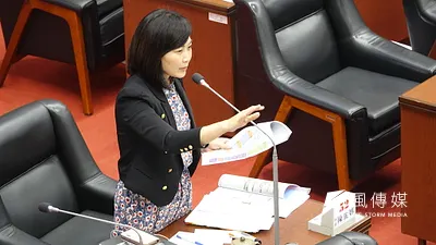 高雄市議員陳麗娜在氣爆專案報告時質詢說,花3461萬善款做的裝置藝術,有貪捐款人之慨、亂花錢之嫌。(圖/徐炳文攝)