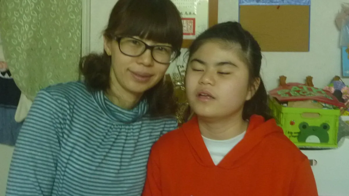 母愛偉大! 侯沛瀠照料盲女十餘年無怨無悔
