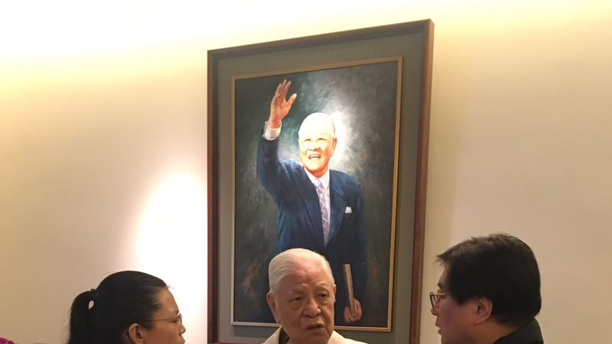 根據台灣關懷中國人權聯盟理事長楊憲宏(右)的轉述,李登輝(中)指出,斷交事件可以怪中國,但不能只是會怪中國,他看不懂外交部長李大維和外交部在做什麼、說什麼?。(台灣關懷中國人權聯盟提供) 根據台灣關懷中國人權聯盟理事長楊憲宏(右)的轉述,李登輝(中)指出,斷交事件可以怪中國,但不能只是會怪中國,他看不懂外交部長李大維和外交部在做什麼、說什麼?。(台灣關懷中國人權聯盟提供)