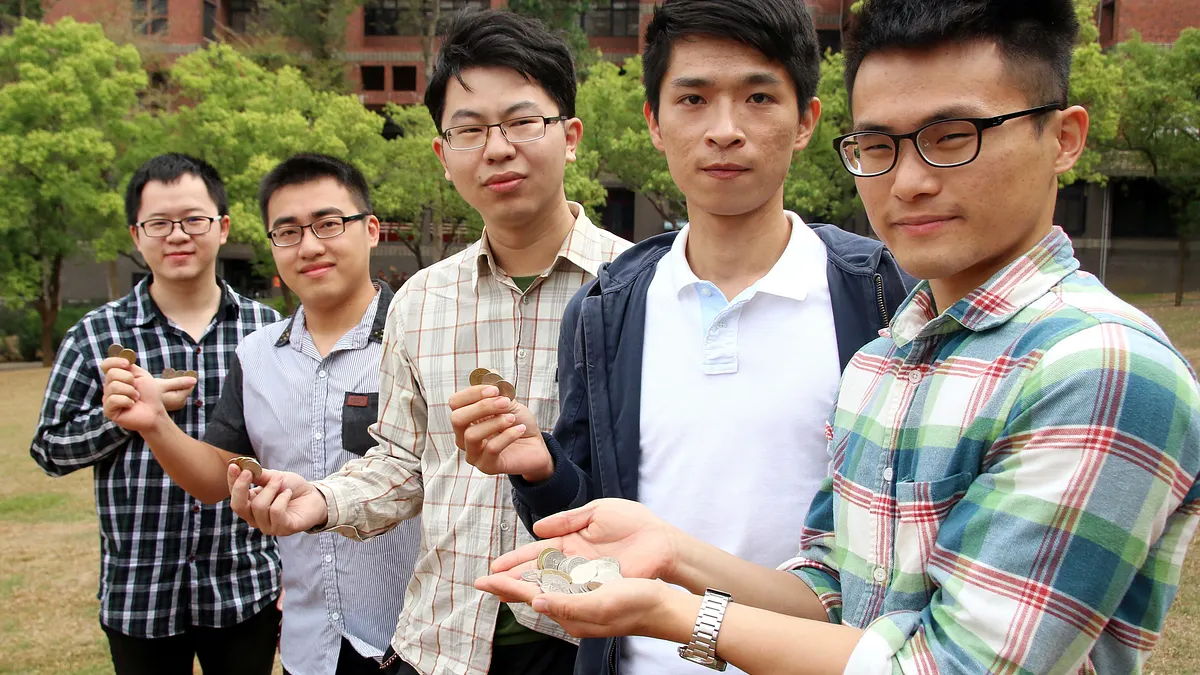 大學生構思零錢回收機 同時存、領銅板好方便