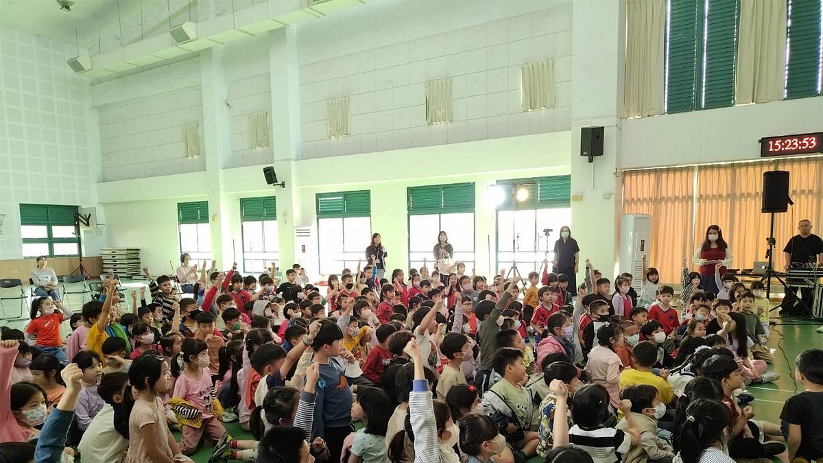 國立南科國際實驗高級中學國小部的學生熱情的回應劇團的提問。(圖/CRPD社區巡迴劇場提供) 國立南科國際實驗高級中學國小部的學生熱情的回應劇團的提問。(圖/CRPD社區巡迴劇場提供)