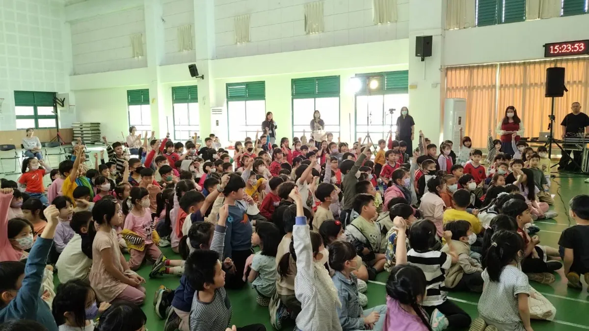 國立南科國際實驗高級中學國小部的學生熱情的回應劇團的提問。(圖/CRPD社區巡迴劇場提供)